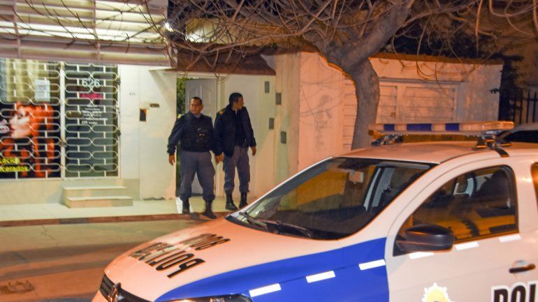 Efectivos de la Comisaría 1ª trabajaron en el lugar el lunes a la tarde.