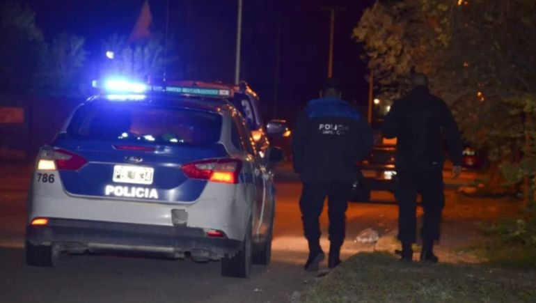 Policías que patrullaban el centro de Río Gallegos encontraron al chico con claros signos de haber sido golpeado. 