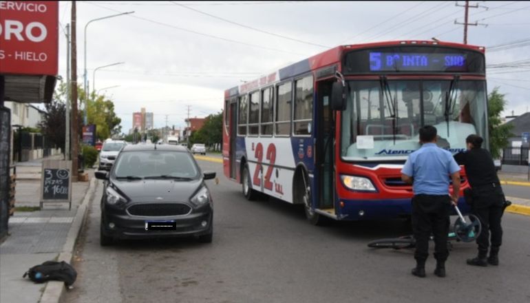 El Ford Ka, estacionado a metros de la bicicleta y el colectivo: hubo peritajes en el lugar. El Ford Ka, estacionado a metros de la bicicleta y el colectivo: hubo peritajes en el lugar.