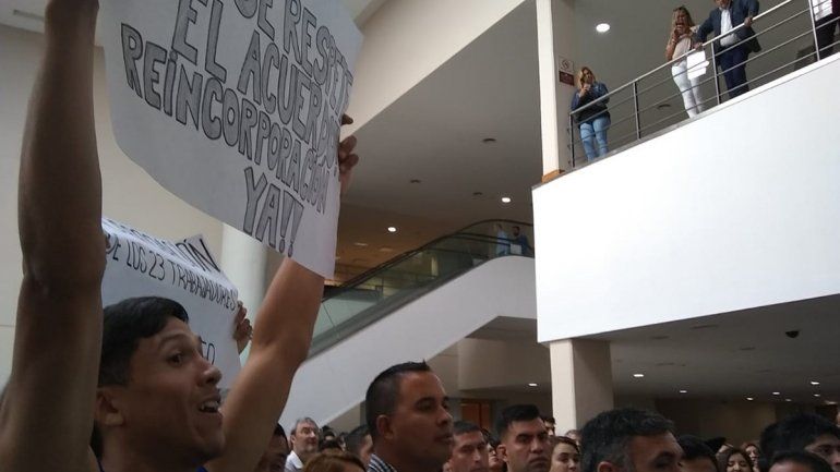 Los trabajadores que quedaron sin empleo en el Hospital de Plottier llevaron su reclamo a la Legislatura.&nbsp;