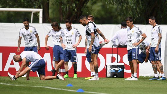 Banega en una punta, Di María en otra, junto a Masche, Messi... Juegan los de siempre.