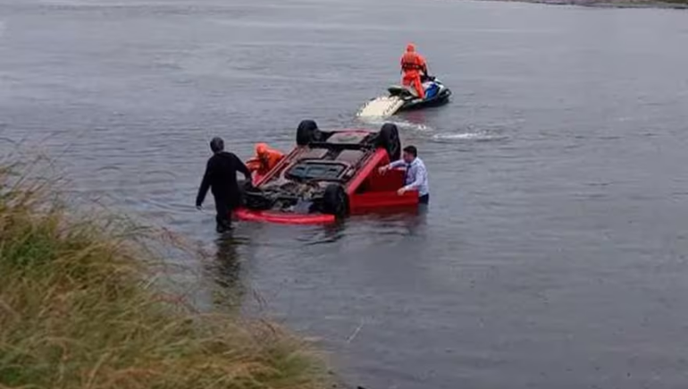 El auto quedó sumergido en el río Quequén