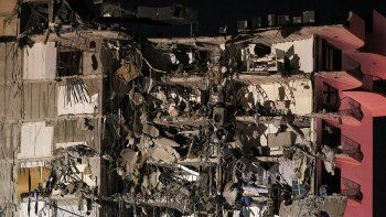 un muerto y varios heridos tras el derrumbe de un edificio en miami un muerto y varios heridos tras el derrumbe de un edificio en miami