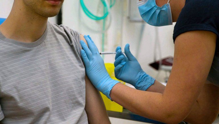 Oxford reanuda ensayos clínicos con su vacuna