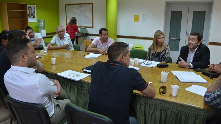 Los comerciantes durante la reunión con los concejales y el funcionario municipal.