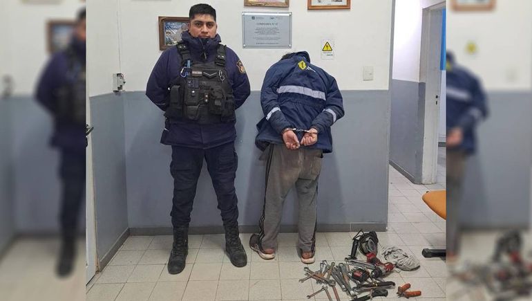 Atraparon al repudiado ladrón de San Patricio del Chañar con herramientas robadas y lo volvieron a liberar