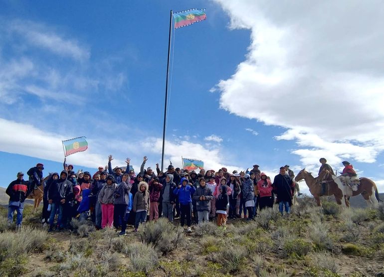 Con un proyecto pedagógico intercultural los alumnos y la comunidad llevaron adelante la iniciativa de embanderar los edificios institucionales con la “Pañu Huenu Leupoi”. Con un proyecto pedagógico intercultural los alumnos y la comunidad llevaron adelante la iniciativa de embanderar los edificios institucionales con la “Pañu Huenu Leupoi”.