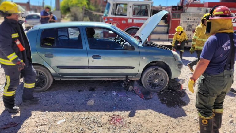 Tremendo accidente: una moto quedó debajo de un auto