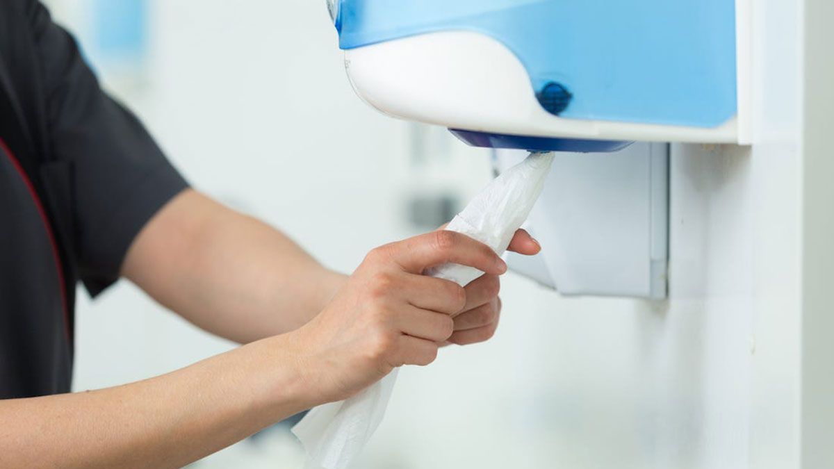 La importancia de usar toallas de papel en la limpieza de manos - Regio®