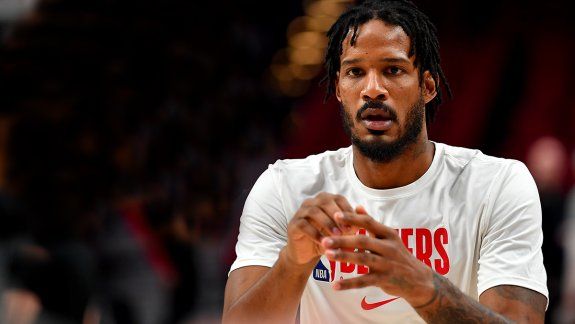 Denuncian a una figura de la NBA por agredir al hijo