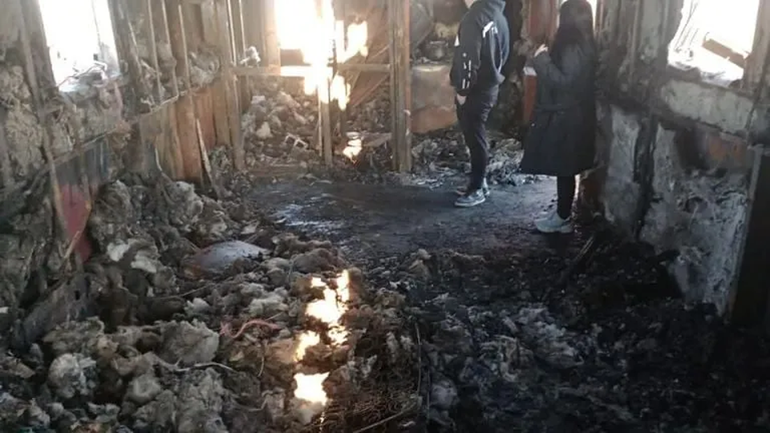 El incendio en Rincón de los Sauces ocurrió el sábado por la madrugada. El fuego destruyó la vivienda.