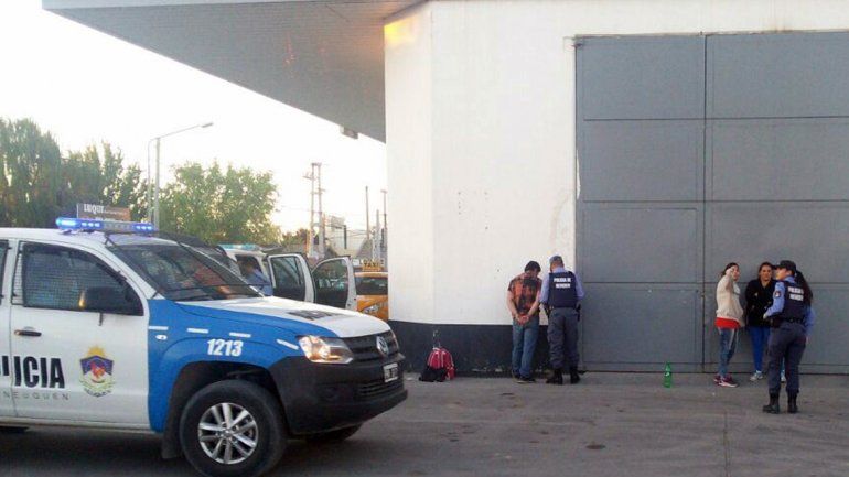 El hombre y las dos mujeres detenidas con la droga.