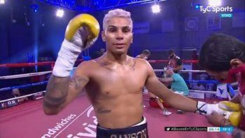 Sansón festeja y en el fondo atienden a una de sus victimas. Sansón festeja y en el fondo atienden a una de sus victimas.