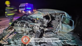 Producto del choque, ambos conductores fueron trasladados al hospital local. (Foto: Gentileza: Bomberos Voluntarios de San Martín de los Andes) Producto del choque, ambos conductores fueron trasladados al hospital local. (Foto: Gentileza: Bomberos Voluntarios de San Martín de los Andes)
