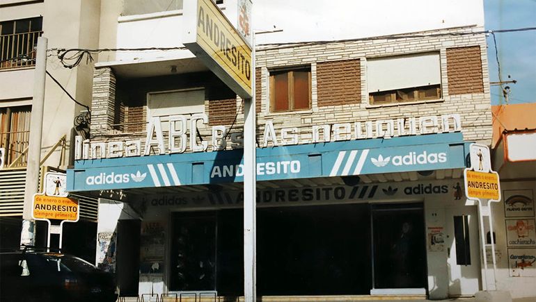 El frente de Andresito que daba a la calle Alcorta, en donde se abrió el primer local. Luego del incendio que sufrió por un atentado el comercio se renovó con todo y pasó a ocupar tres mil metros cuadrados. Los clientes podían ingresar por Alcorta y salir por calle Planas.   