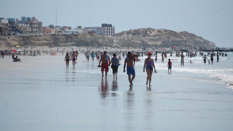 Muchos turistas disfrutan caminar por la arena de las playas.