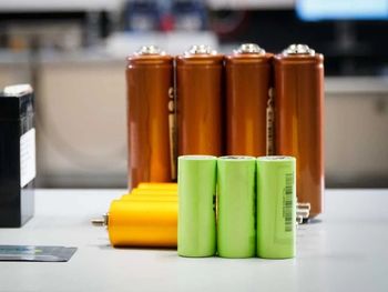 El reciclaje de baterías de litio enfrenta retos tecnológicos, económicos y ambientales.