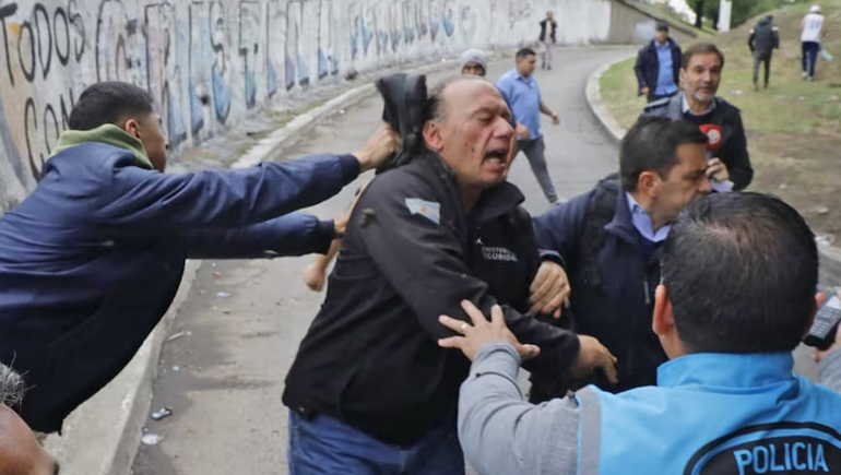 En vivo, colectiveros le pidieron disculpas a Sergio Berni por la golpiza