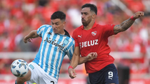 Independiente y Racing juegan en el Libertadores de América. Independiente y Racing juegan en el Libertadores de América.