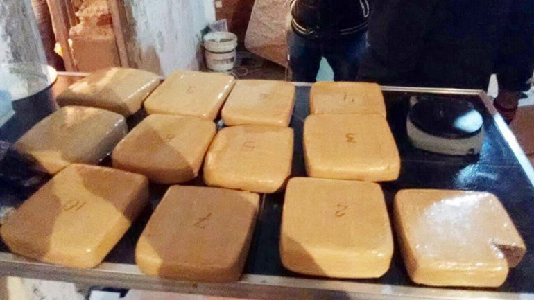 Los 12 ladrillos de marihuana estaban perfectamente envueltos y guardados en unas bolsas dentro del departamento.