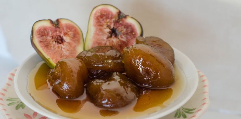 Higos en almíbar, un postre legendario y delicioso. Higos en almíbar, un postre legendario y delicioso.