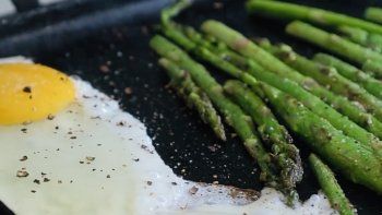 esparragos huevos