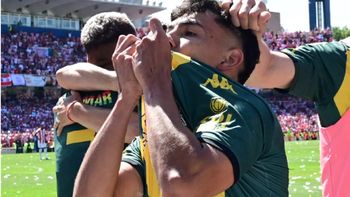 Elías Torres festeja su gol y luego el ascenso de Aldosivi de Mar del Plata. Elías Torres festeja su gol y luego el ascenso de Aldosivi de Mar del Plata.