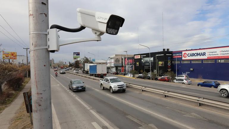 El sistema de muiltas electrónicas que se puede detectar por las matrcas que hay en el asfalto.