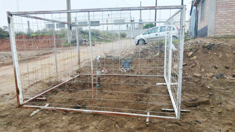 El pozo petrolero se encuentra en pleno barrio Uno de Plaza Huincul.