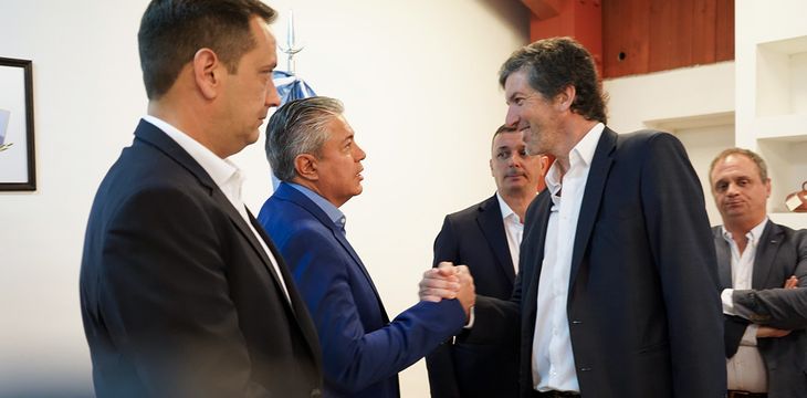 El gobernador Rolando Figueroa y el presidente de la Fundación YPF, Guillermo Garat. El gobernador Rolando Figueroa y el presidente de la Fundación YPF, Guillermo Garat.
