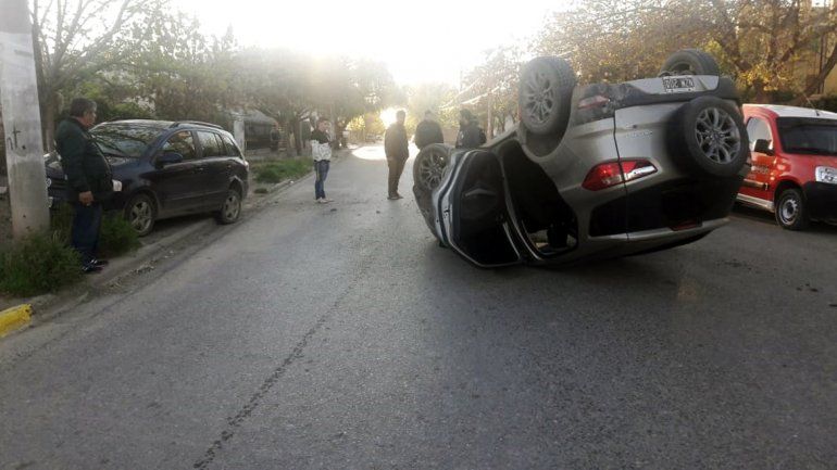 Borracho chocó contra un auto estacionado y se salvó de milagro