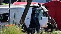 El choque entre la combi escolar y el tren ocurrió en un paso a nivel de la localidad belga de Buggenhout (Foto: AP/Koen Baten). El choque entre la combi escolar y el tren ocurrió en un paso a nivel de la localidad belga de Buggenhout (Foto: AP/Koen Baten).