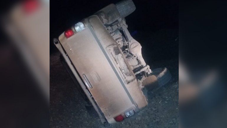 Un conductor chocó contra un montículo de tierra y volcó cerca de Loma La Lata