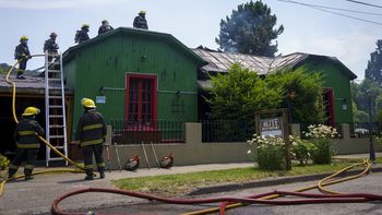 Un voraz incendio destruyó una casa histórica de San Martín de los Andes