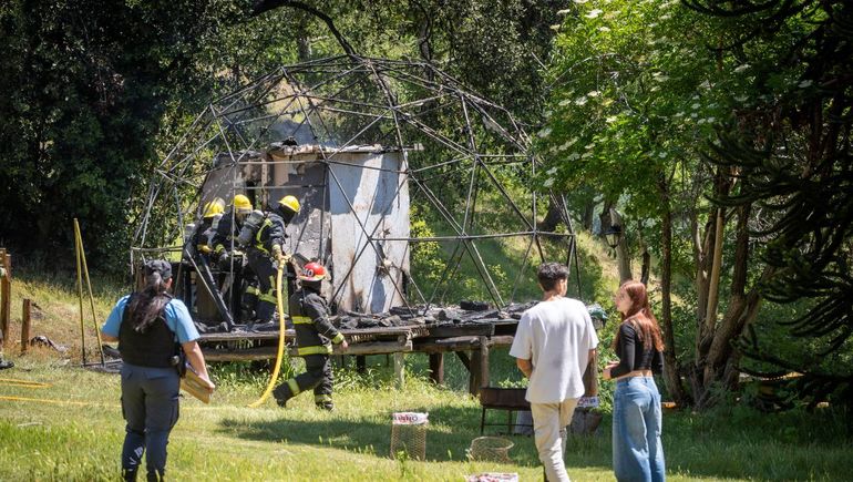 El fuego consumió por completo un domo turístico. El fuego consumió por completo un domo turístico.