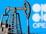 FOTO DE ARCHIVO: Un modelo 3D de una bomba de petróleo frente al logotipo de la OPEP (OPEC por sus siglas en inglés) en esta imagen de lustración tomada el 14 de abril de 2020. REUTERS/Dado Ruvic