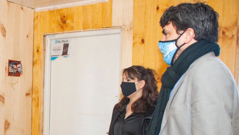 El intendente Carlos Saloniti junto con Natalia Vita en la recorrida.