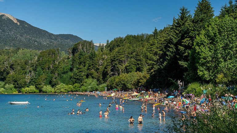 La playa del lago Correntoso es pública