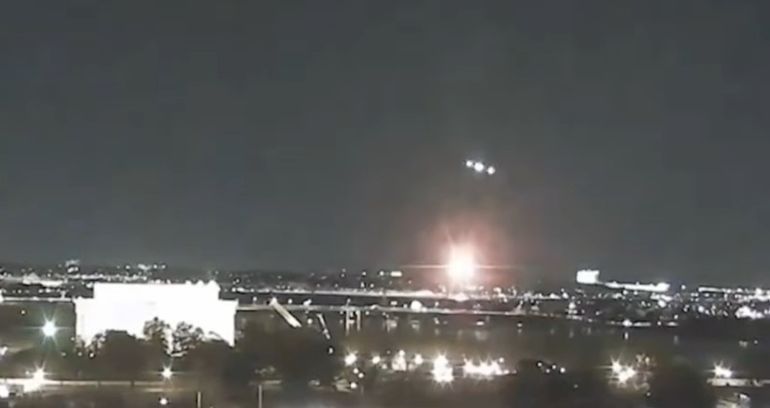 El momento del impresionante choque entre un avión comercial y un helicóptero militar en Washington.