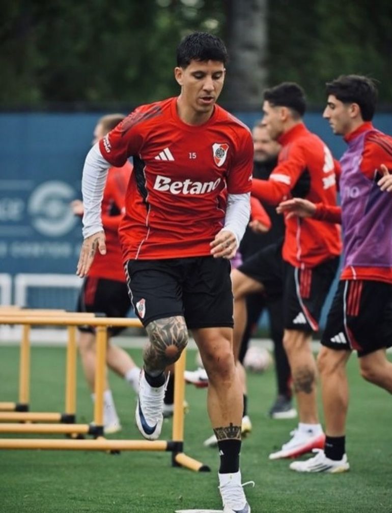 Marcelo Gallardo celebra la vuelta de Sebastián Driussi Marcelo Gallardo celebra la vuelta de Sebastián Driussi
