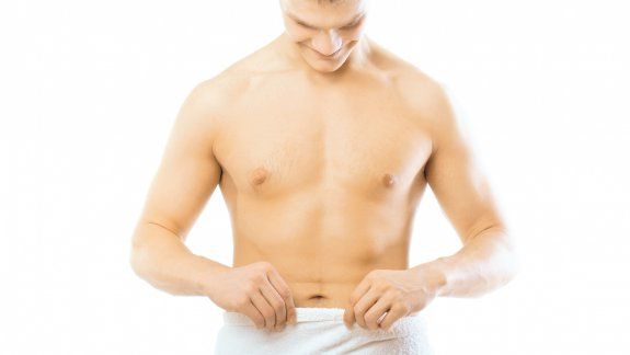 Puede provocar ansiedad o falta de autoestima. Dolor y pérdida de rigidez son algunos de los síntomas. La predisposición genética es uno de sus posibles inicios.