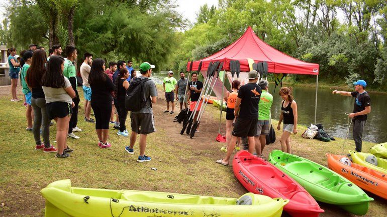 En Centenario aprovechan la costanera para remar