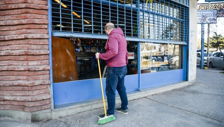 Le destrozaron la vidriera a una casa de repuestos en un intento de robo