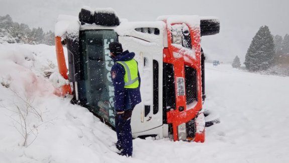 Nieve en la cordillera: hubo dos vuelcos de camiones en la Ruta 237