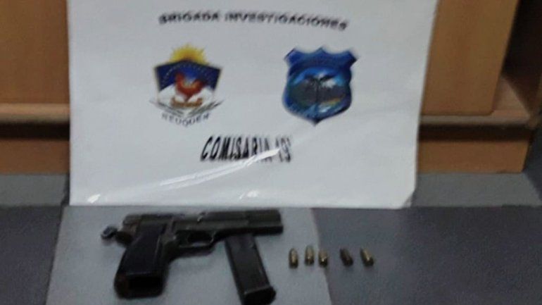 Un allanamiento en Confluencia terminó con piedrazos a la Policía