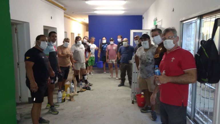 Veteranos de rugby montaron camas de emergencia