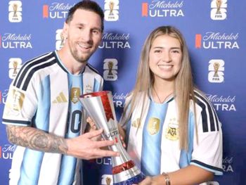 Una influencer fueguina le entregó un trofeo a Messi en Dallas: El mejor día de mi vida.