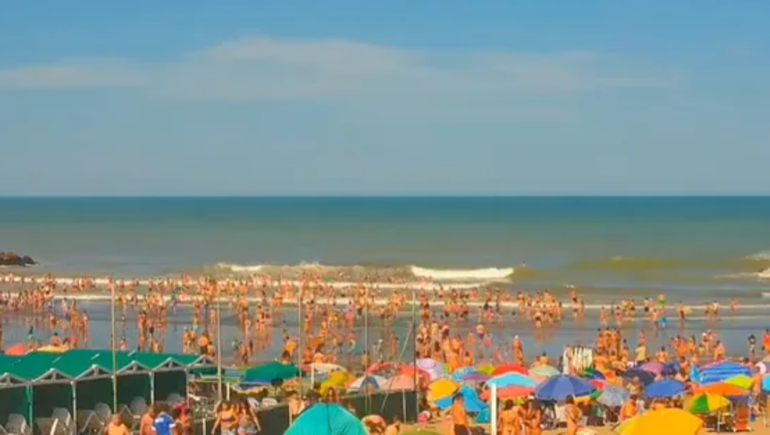 Un fenómeno oceánico inusual que genera olas de gran magnitud azotó a las playas bonaerenses.