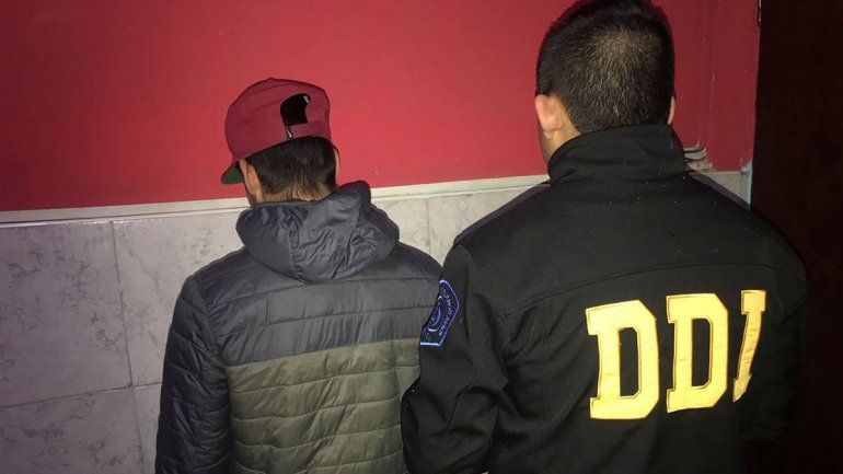 Policía la viola cuando iba a tener sexo con el novio