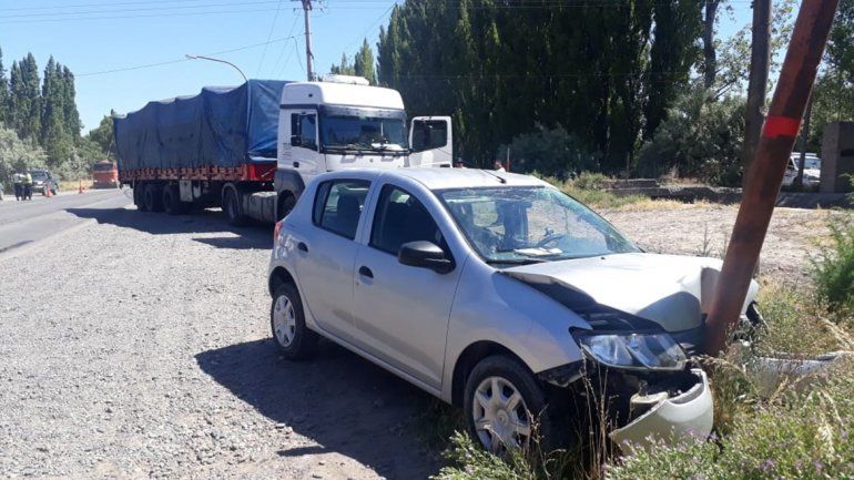 Un camión chocó a un auto que intentaba cruzar la ruta: una mujer fue hospitalizada